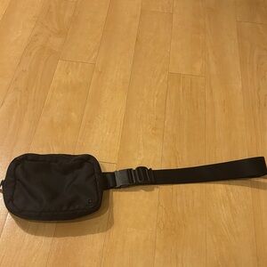 GAIAM Black Belt Bag